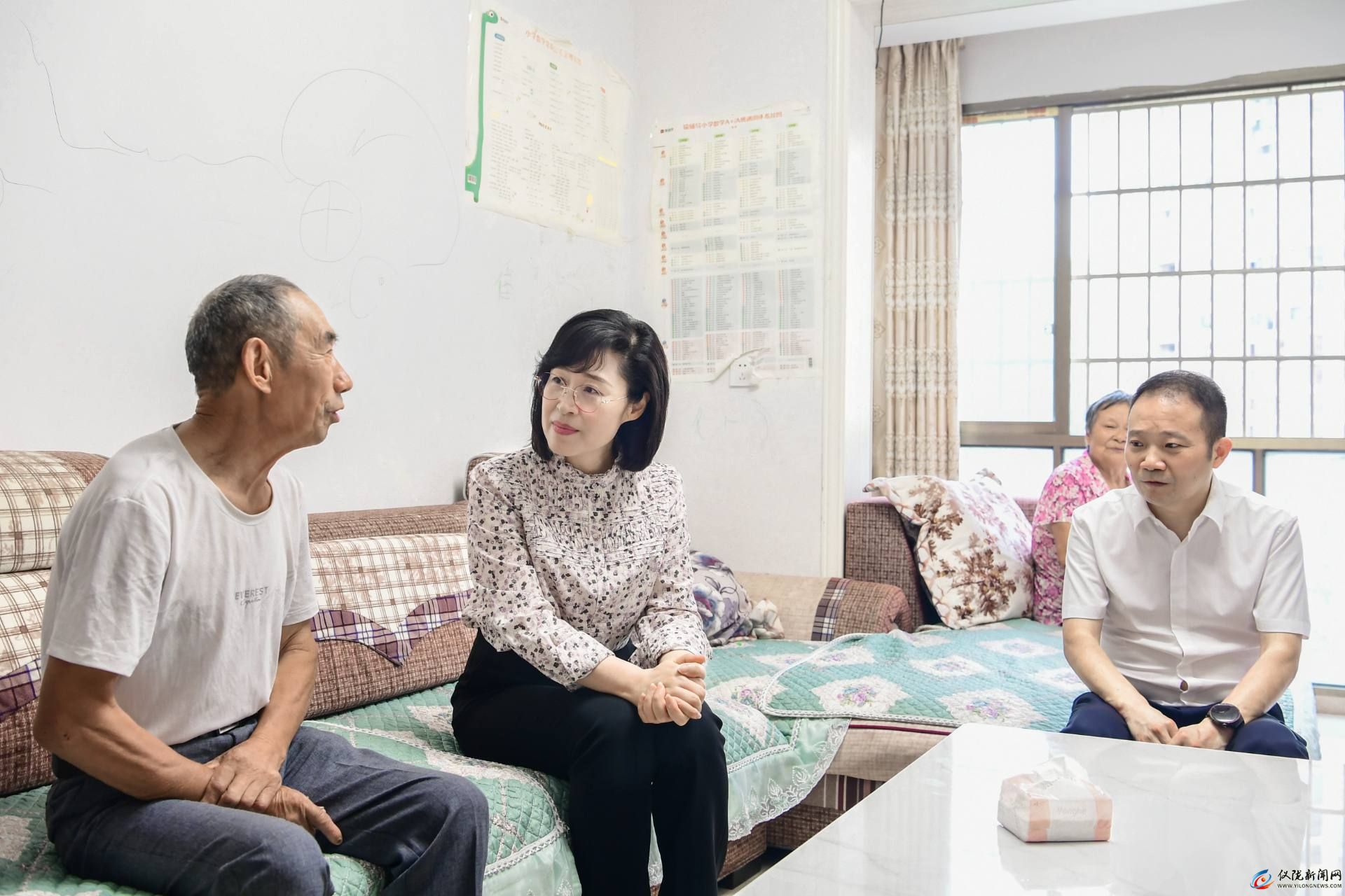 兰吉春看望慰问老党员代表
